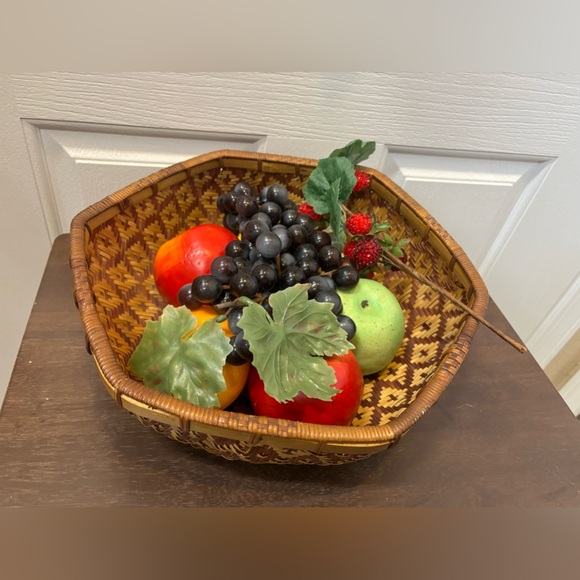 Vintage Hexagon Shaped Bamboo Fruits and Vegetables Catch-All Basket - Picture 3 of 14